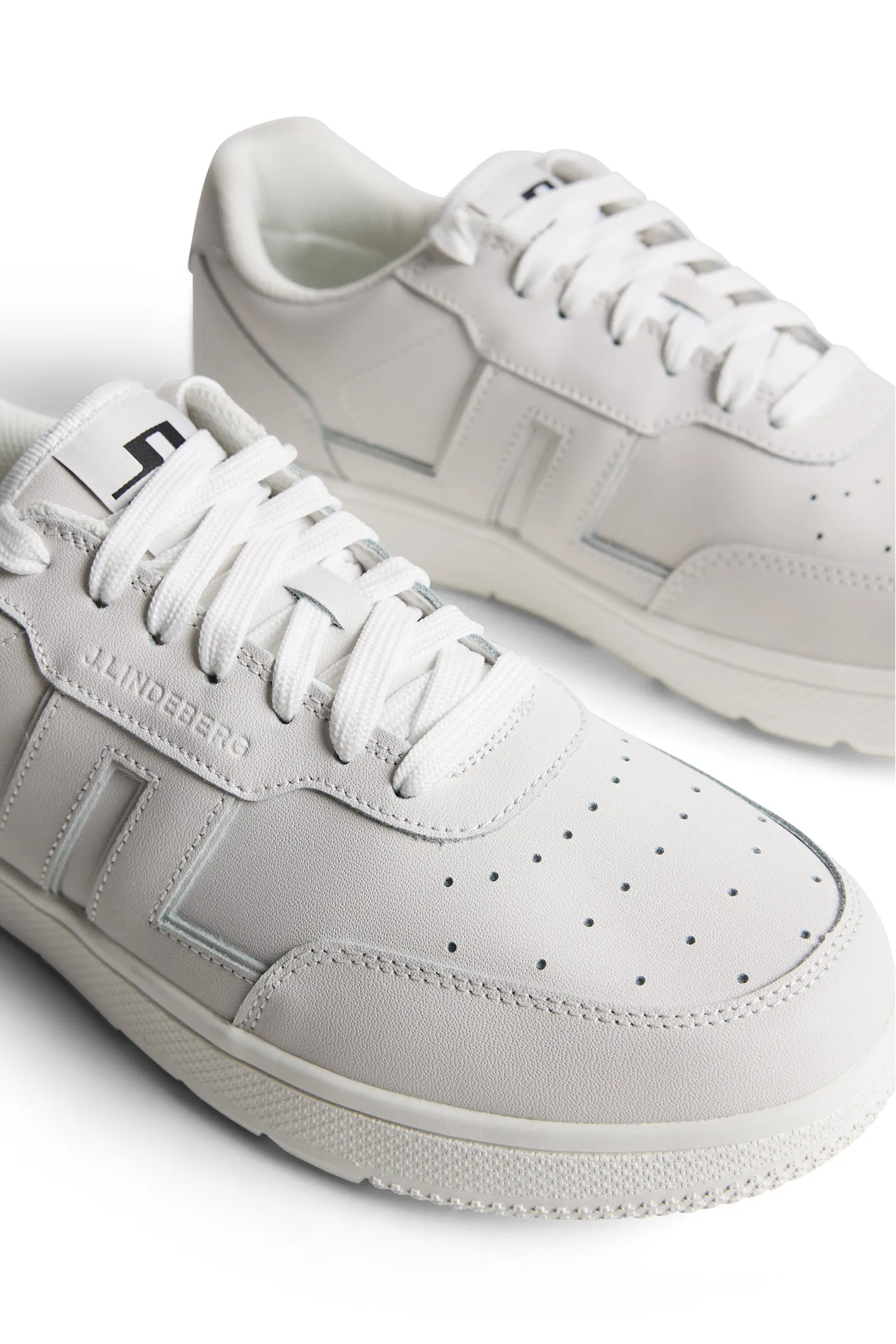 Ace Low-Top Golf Sneaker W / White