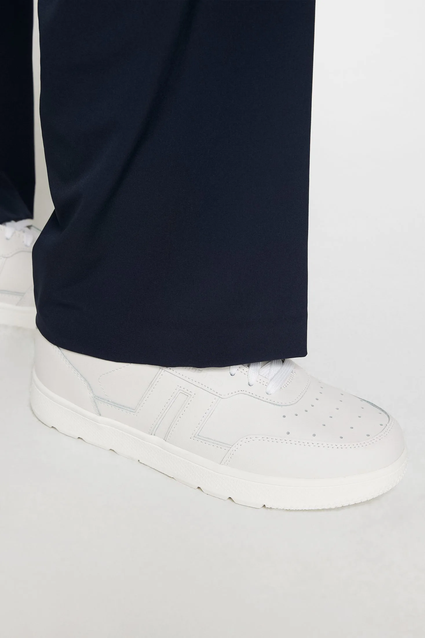 Ace Low-Top Golf Sneaker W / White