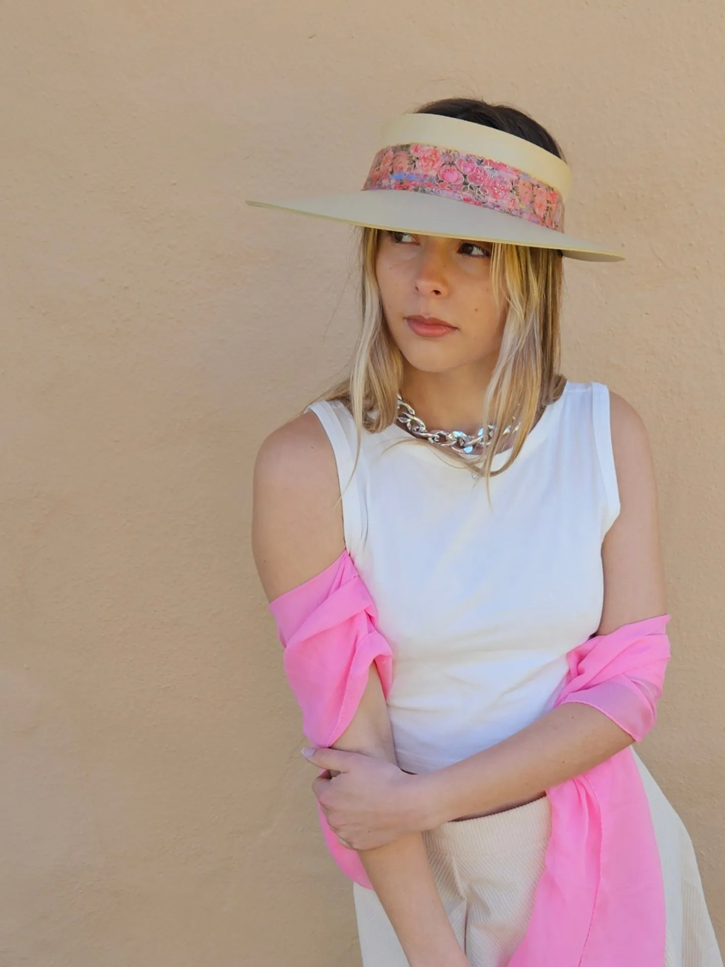 Beige "LadyEVA" Visor Hat with Pink and Red Floral Band