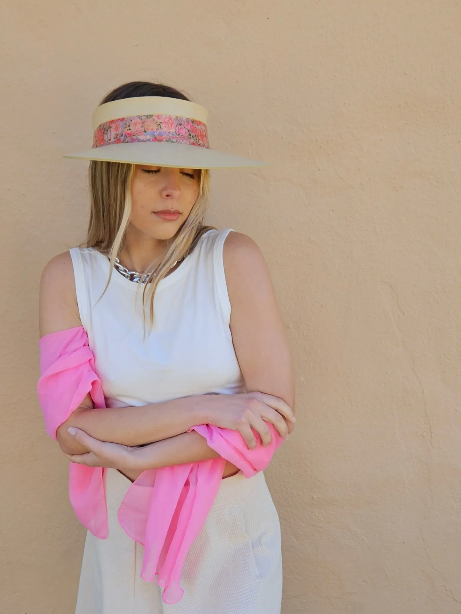 Beige "LadyEVA" Visor Hat with Pink and Red Floral Band