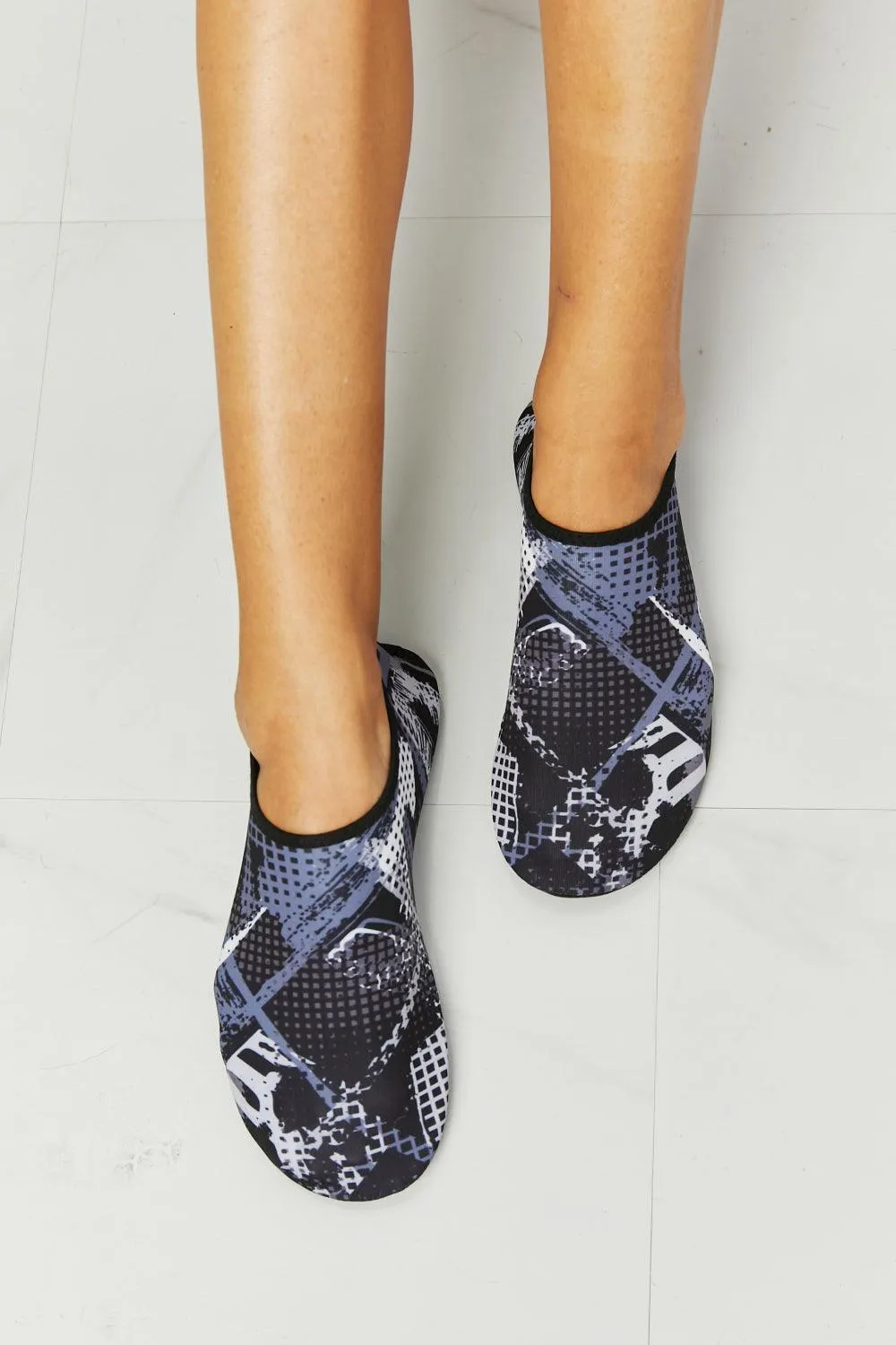 MMshoes On the Shore Water Shoes in Black Pattern